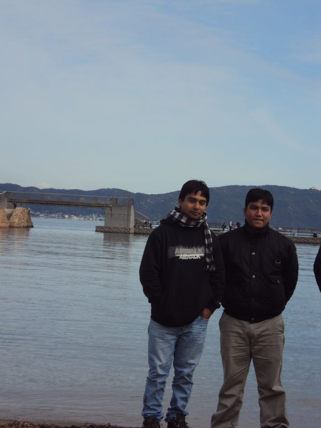 こちらは、ラメスとスニル。from Nepal.仲良しで、一つの布団に寝ている。・…ええっ！？でしょ。夏の間も、でしたのよ。