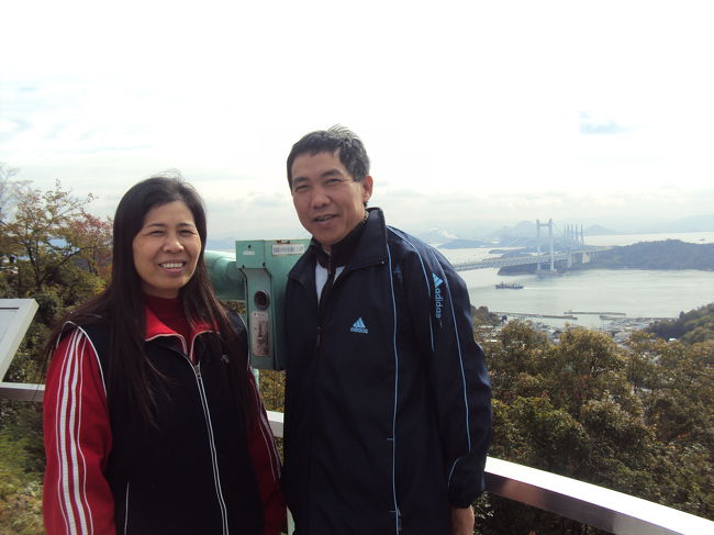 橋の説明は、ち―ともわからんけど、僕らはいつも一緒。ふるさとハノイに一人娘を残し、遠く離れた異国の地に夫婦ふたり。支えあって、助け合って、夫はビールもたばこも禁止ですう。