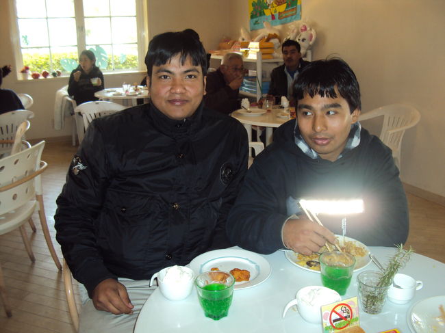 ここまで来てもカリーを食べたネパール仲良し組。スニルは、何やかやでたぶん、本日の原価率を大きく上げたでありましょう。