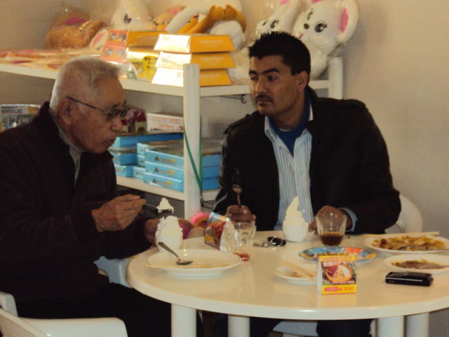 そこらへんの子供もふくめ、みんなが上手にセルフで作ってくるソフトクリームが、じじにはうまくできなかった。パパが作ってやって、おいしそうに食べるじじ。