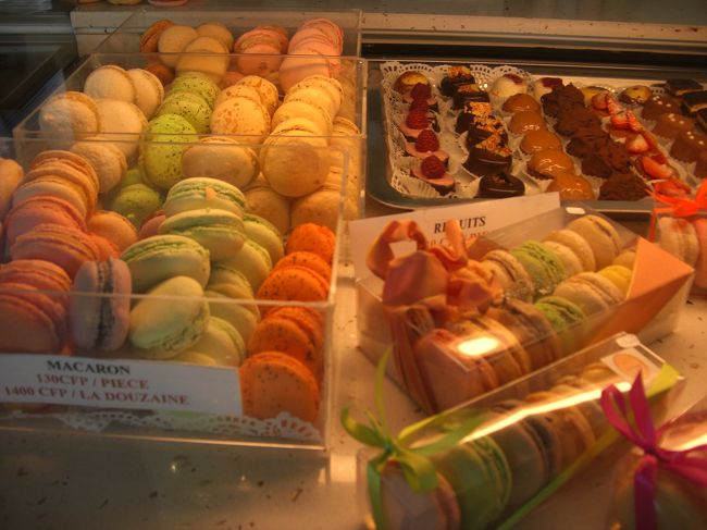 この日はヌメアの市内散策。<br />あったいう間に帰国が明日へと迫ってしまいました。<br />旅行のときほど時間が短いと感じるときはありません。<br />この日の主な目的は、<br />・チョコレート屋さん<br />・パン屋さん<br />・マルシェ<br />・水族館<br />・レストランでのディナー<br />です。<br /><br />フランスに旅したとき、初めてチョコレートとマカロンのおいしさに気づかされて以来、大好きになってしまいました。