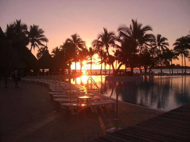 ホテルへ戻って、ちょっと休憩。<br />ホテルの裏側のビーチへ向かいます。<br />このホテルにはプールもありました。<br />