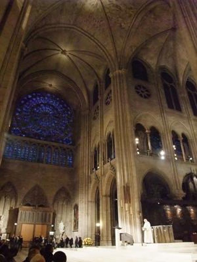 ひいてみると、建物すごくおおきいことに気づく。<br /><br />こんなに大きいこと忘れてた。。。<br />すごいなー。さすが上へ上へと伸び続けたゴシック建築。