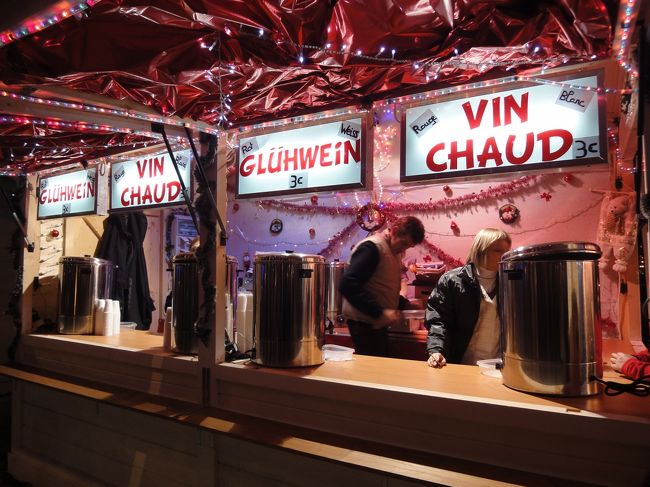 　グリューヴァイン（Vin chaud）を売る店。