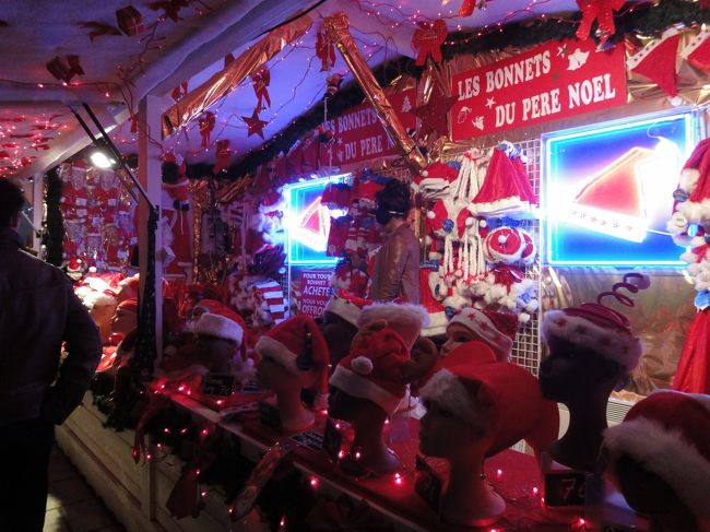 　サンタの帽子を売る店。