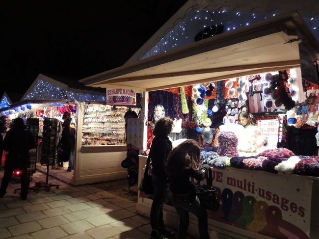 　耳当てやマフラーを売る店。