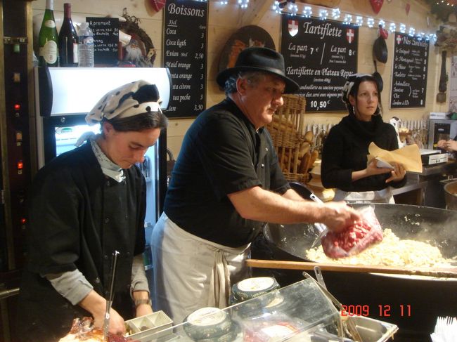 　焼肉バーガーを売る店。<br /><br />　コスチュームが可愛いです(^^)