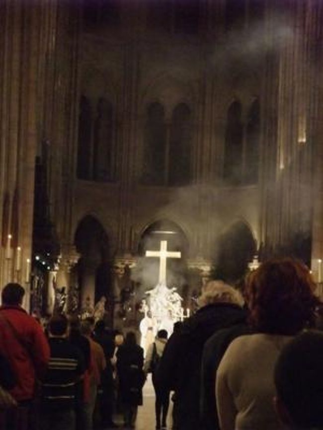 じーっとミサを眺めて、なにかあるかなー。と待ってたら、パイプオルガンの演奏がきた！<br /><br />はじめてオルガンを教会でききました。<br />待っててよかった！<br /><br /><br />オルガンはじまる前には、祭司さんたちが、教会の入り口まで十字架もって歩いてきてまた戻ったりと、何かいろいろ式次第があるみたい。<br />写真は香炉が出てきたところなので煙。