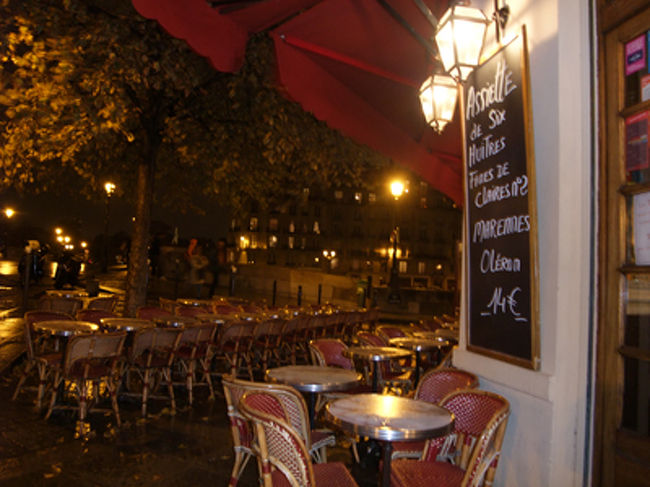 このへんはたぶんサンルイ島。<br /><br />いかにもパリっぽい！<br /><br /><br />お天気の昼間にふらふらしたかったなーー。