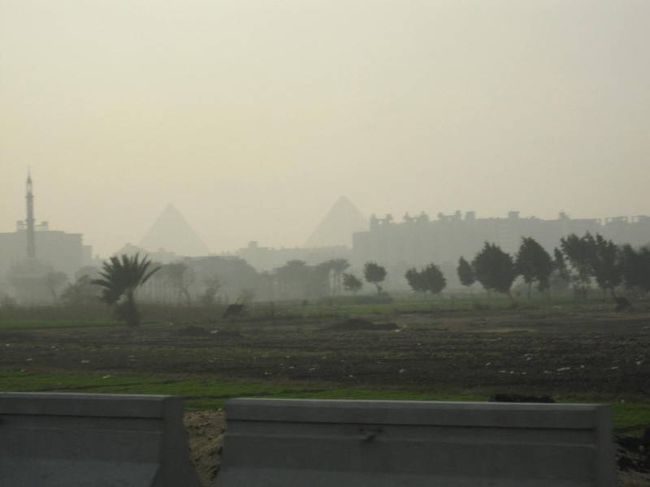 ピラミッド遠景