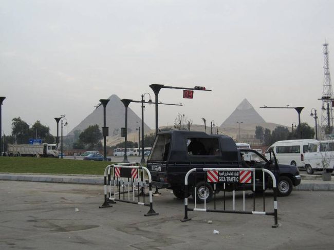 信号の向こうにピラミッド