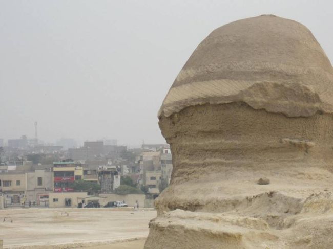 スフィンクスの視線の先には