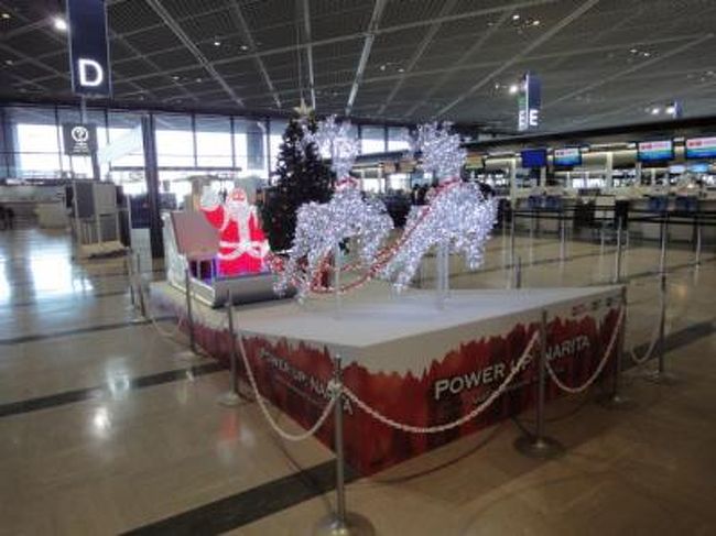 　成田空港ターミナル1<br /><br />☆出発ロビーのクリスマス飾り（サンタとトナカイ）：前から