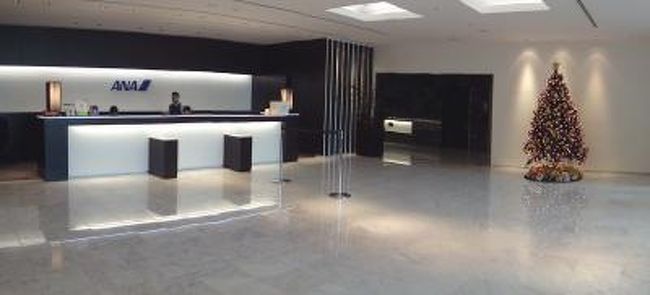 　ANAラウンジ受付とクリスマスツリー