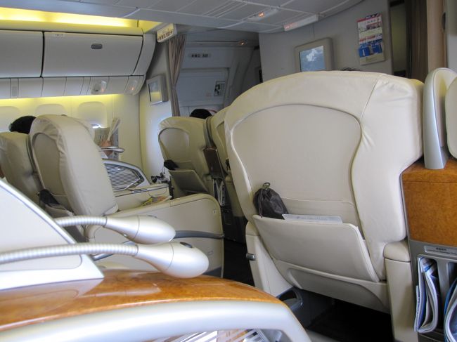 福岡→羽田　JALファーストクラスです。<br />飛行機嫌いなので、少しでも広い席に。。。