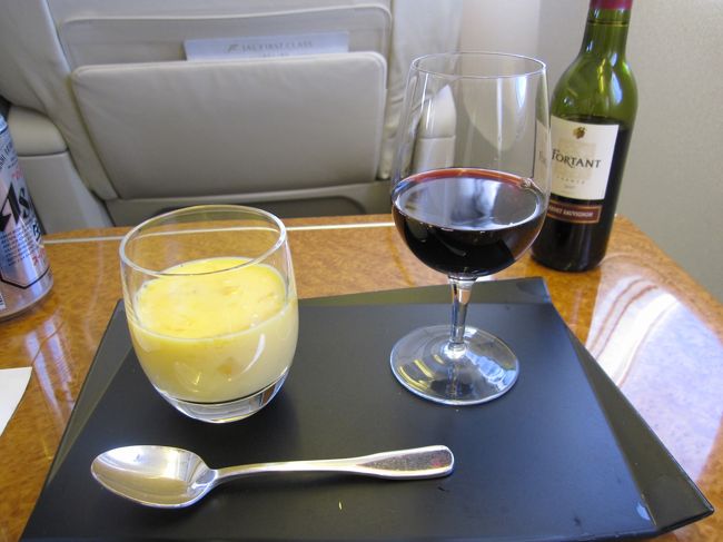 食後のデザートは、マンゴープリン。<br />ちゃっかり赤ワインも飲んでます。。。