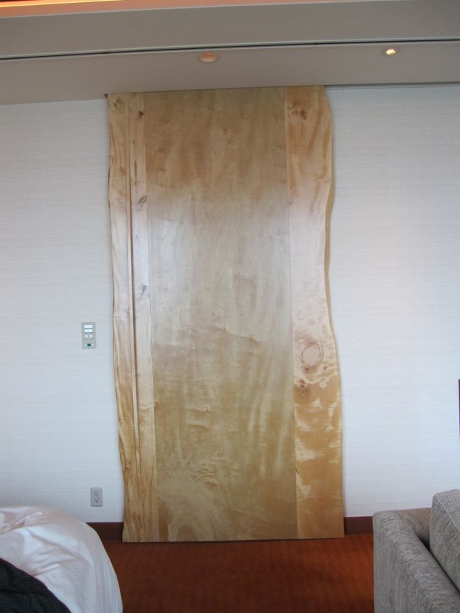 部屋のドアが、重厚な木の扉。<br />開ける時に重みを感じます。