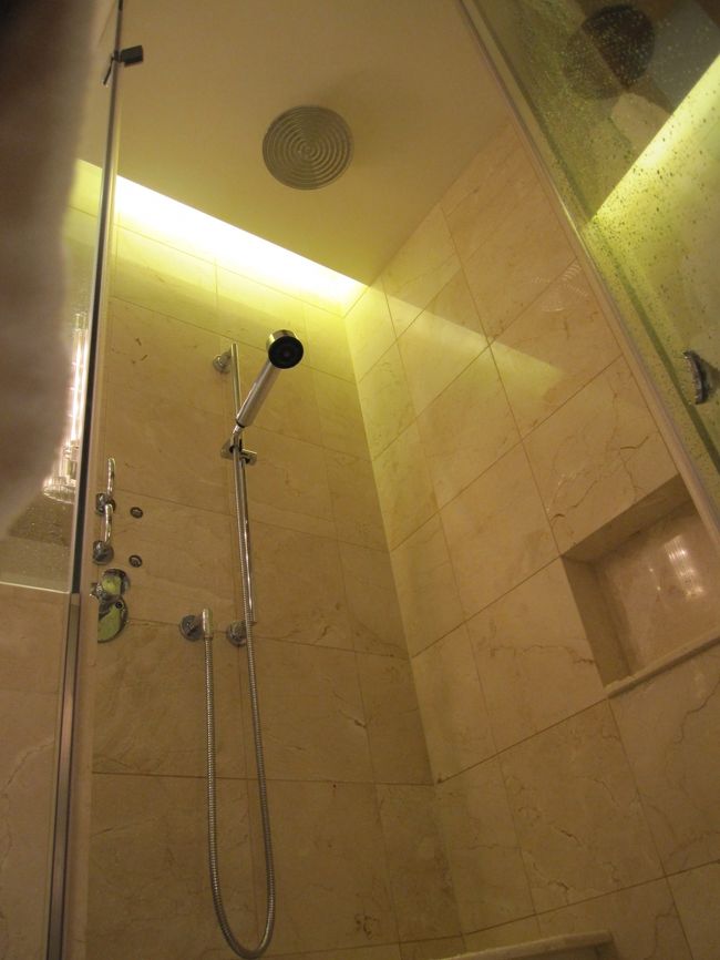 バスタブの横には、シャワーブースも付いてます。