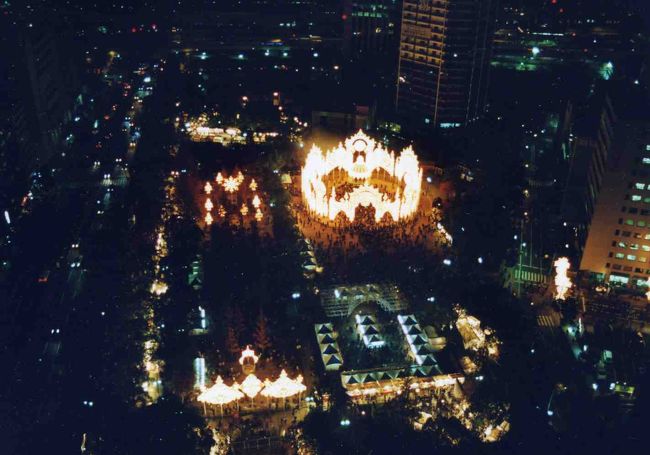 神戸市役所からの眺め。<br />無料で24階の展望台に入れるので、ここからもルミナリエが楽しめます。