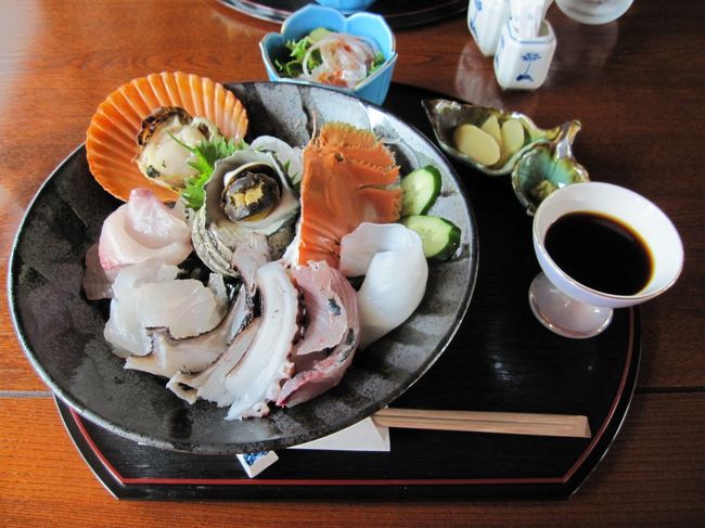 看板を頼りに行ってみると、いい雰囲気の民家？<br />恐る恐るドアを開け、「海鮮丼ありますか？」<br />値段も聞かず、チャレンジャーだ。<br /><br />でてきたのがコレだぁぁ〜〜〜〜！！！！！<br />佐伯市蒲江の特産品である「ひおうぎ貝」やうちわエビっていうのか？<br />とにかく色々具沢山！<br /><br />お客は、僕と相方２人。<br />僕たちで海鮮丼は売り切れたらしく、次のお客さんは帰って行きました。