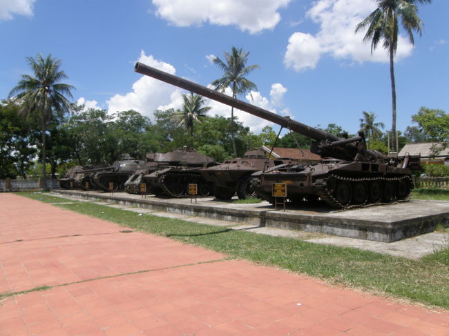 戦車?<br /><br /><br />＊＊＊＊＊＊＊＊＊＊＊＊＊<br /><br /><br />次の日、自転車を借りて<br />昨日夜景をみたエリアまで行く事にした。<br /><br />すると、途中に公園があった。<br /><br /><br /><br />ん。。<br /><br /><br />車がといっぱい停まっている。<br /><br /><br /><br /><br />戦車…！？<br /><br /><br /><br />なにっ！！！！<br /><br /><br />慌てて公園に侵入する男二人。