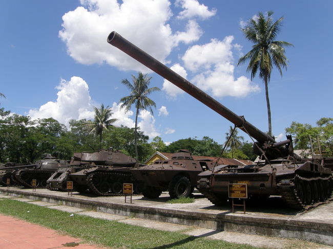 戦車?<br /><br /><br />＊＊＊＊＊＊＊＊＊＊＊＊<br /><br />やべっ・・・<br /><br /><br />確かに俺は<br />朝霞駐屯地の近くをよく通るが<br /><br />通るときはいつも<br />R254ではなく東上線なので戦車を見る機会はあまりない。<br /><br /><br />これは<br /><br />“おとこのこ”の永遠の憧れ、<br />戦車じゃないか！！<br /><br /><br />