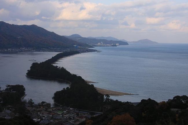 日本三景の天橋立。<br /><br />ちなみにロープウェイは11月30日まで！<br />一番奥に見えるのが舟屋の里。