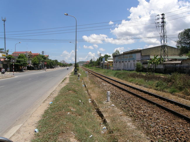 フエ駅より東に進んだ風景<br /><br /><br /><br />＊＊＊＊＊＊＊＊＊＊＊＊＊＊＊＊＊＊＊<br /><br /><br />王宮が消化不良だった分、<br />自転車で遠くの帝廟に向かうことにした。<br /><br /><br /><br />詳細な地図はもってないけど。<br /><br /><br /><br /><br />雰囲気で、ミンマンとかカイディンとか目指す。<br /><br /><br /><br />20分後、現在地がわからず迷子。<br /><br /><br /><br />異国の1人は絶望的な気分になるけど<br />2人だとなんとかなる気がするのは錯覚ではない。<br /><br /><br />ただし、お互いがお互いに頼り切るので<br />結果的には1＋1＝0になる。<br /><br /><br /><br />その辺のおっちゃんに道を聞く。<br /><br />お互い言葉が通じないけど、<br /><br /><br />踏み切り渡って右<br /><br /><br />みたいなジェスチャー。。。<br /><br /><br /><br />どこに着くのかな？？？？<br /><br /><br /><br />