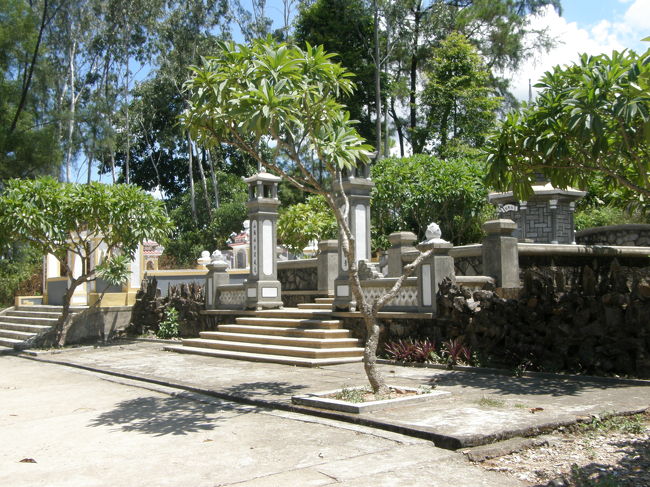 ゴールじゃなかった寺?<br /><br /><br />＊＊＊＊＊＊＊＊＊＊＊＊＊＊＊＊<br /><br />うむー…。<br /><br /><br />なんか<br />風格があるのかないのか<br />よくわからんけど、寺だ。<br /><br />写真で見る限り薄っぺらいけど<br />これは撮影者の腕のなさと判断して頂きたい。<br /><br /><br />色々と炎天下の中走り回ってたので帰る事にする。<br /><br /><br />けど、もう帰り方もわからないほど<br />走りまわっていたので、<br /><br />俺のとっさの判断で、<br />寺の左にある、きれいな舗装路を進む。<br /><br /><br />快　適<br /><br /><br />橋になっていて<br />全速力で駆け下りる<br /><br /><br />だが、そこから悲劇の始まりだった。<br /><br /><br />途中から完成区間がおわり<br />地面がアスファルトではなく、アスベストになる。<br /><br />車輪が灰に埋まり、漕げなくなる。<br /><br /><br />お互い真っ白だ。<br /><br /><br /><br /><br />真夏に雪が降ったみたい…☆<br /><br /><br />きれい…☆<br /><br /><br /><br /><br />…。<br /><br /><br />トラックが前から来てb、避けようとするとき<br />転んでしまった。<br /><br /><br />今日は色々な意味でスベったな。