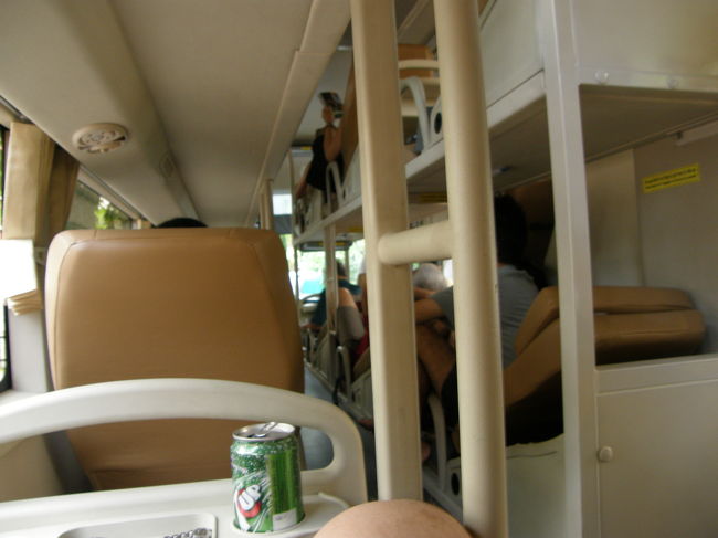 フエ→ハノイ　寝台バス車内。<br /><br /><br />＊＊＊＊＊＊＊＊＊＊＊＊＊＊<br /><br />ホテルに戻りシャワーを浴びて<br />ベトナム首都ハノイを目指す。<br /><br /><br />夕方5時頃出発して、着くのは朝頃である。<br /><br /><br />いつもは鉄道を使って移動していたが、<br />今日は寝台バス。<br /><br />なんでバスにしたんだ…。<br /><br /><br />でも、写真を見てもらうとわかる通り、<br />車内はとても快適。