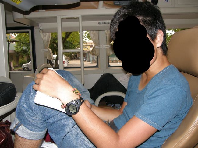 江原　ベットにて<br /><br />＊＊＊＊＊＊＊＊＊＊＊＊<br /><br />隣で寝る江原もうきうきしている顔だ（これじゃわかんないよね）。<br /><br /><br />客はほとんど外国人バックパッカー。<br /><br /><br />7時過ぎに晩飯休憩があって<br />車窓はどんどん暗くなり、車内に明かりが灯されることなく<br /><br />みんな眠りについていった。