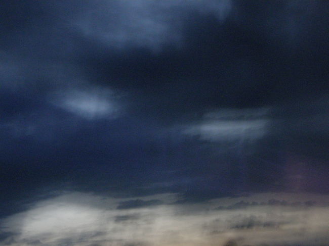 フエの空の雲<br />車内から撮影<br /><br />＊＊＊＊＊＊＊＊＊＊<br /><br /><br />しかし、ここはベトナムだ。<br /><br /><br />爆睡している俺の事を起こす奴がいる。<br /><br /><br /><br /><br /><br /><br /><br /><br /><br />どきゅーーーーん！<br /><br /><br /><br /><br /><br /><br />！！！！！！！！！！！<br /><br /><br /><br /><br /><br /><br /><br /><br />どきゅーーーーん！<br /><br /><br /><br /><br /><br />！！！！！！<br /><br /><br /><br /><br /><br /><br />遠くで音がした。<br /><br /><br /><br /><br />そして何かが俺に降り注ぐ。<br /><br /><br />まなつに…（以下略<br /><br /><br /><br /><br /><br /><br />上半身に痛みを感じる。<br /><br /><br /><br />気が付くと車内に悲鳴が響いていた。<br /><br />外国人の生オーマイガッを始めて聞いた。<br /><br /><br /><br />そんなのどうでもいい。<br /><br /><br /><br /><br />何が起きた？？？？？<br /><br /><br /><br /><br /><br />数分して車内に明かりが灯り、確認してみる。<br /><br /><br /><br /><br /><br />(　ﾟдﾟ) ・・・ <br /><br /><br /><br /><br />　 <br />(つд⊂)ｺﾞｼｺﾞｼ <br /><br /><br /><br /><br /><br />　 <br />(；ﾟдﾟ) ・・・ <br /><br /><br /><br /><br /><br />　 <br />(つд⊂)ｺﾞｼｺﾞｼｺﾞｼ <br /><br /><br /><br /><br />　　_, ._ <br />（；ﾟ Дﾟ） …！？<br /><br /><br /><br /><br /><br /><br /><br />窓ガラス…<br /><br /><br /><br />こっぱ微塵…。<br /><br /><br /><br /><br /><br /><br /><br /><br /><br />これは銃撃…！<br /><br /><br />震える日本男児二人。<br /><br />窓側に寝ていた俺は、一番被害のダメージが大きい。<br /><br /><br />痛っ！って思った手を見ると<br />赤い線がタラタラ…。<br /><br /><br />うむ…。<br /><br /><br /><br /><br /><br />なんていうか。。。<br /><br /><br /><br /><br /><br /><br /><br />生きててよかった…。<br /><br /><br /><br /><br /><br /><br />落ち着くために吸ったタバコを持つ手が震えていたのは<br /><br />キランバレー症候群が発病したせいじゃない。<br /><br /><br /><br /><br />これは気のせいじゃないんだが<br />夜中、寝るのが怖くなるトラウマは、この日のせいだ。<br /><br /><br />それと、エピソードの割に写真がないのは、<br />俺のせいだ。