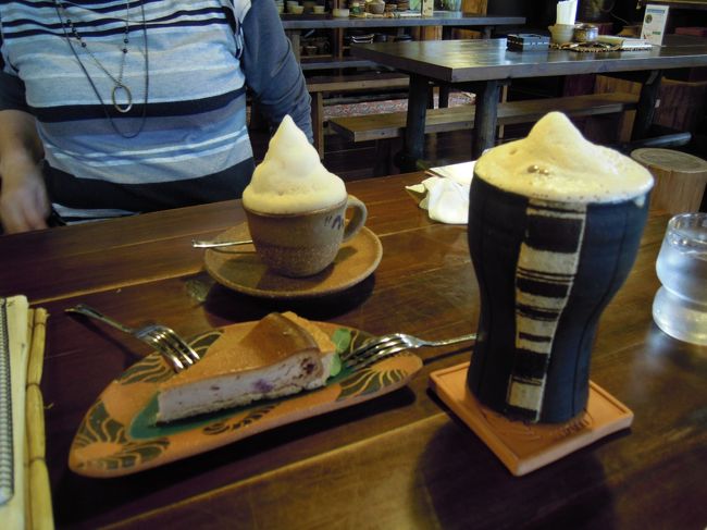 <br />母サマが頼んだ　“ぶくぶくコーヒー（ﾎｯﾄ）”と<br />私が頼んだ“ぶくぶくコーヒー（ｱｲｽ）”<br /><br />小腹がすいたので、紅芋チーズケーキも♪<br /><br />お皿も、味も　全部◎デスヨー！！