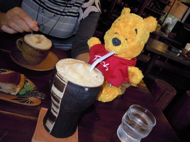 “オネーチャン、プーちゃんにはコレ苦いっ＞＜”と<br /><br />プーちゃん。<br /><br />ブクブクコーヒーは大人の味です（笑）