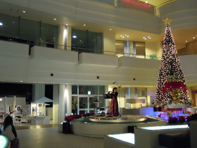 一路、、“ルート５８”を北上し！！<br /><br />HOTELへＧＯ！！<br /><br />今回は　今年リニューアルしたばかりの<br />インターコンチネンタルホテル（旧ANA万座）へ決めました。<br /><br />観光シーズンでは無い為、お客さんは少ない感じ。<br /><br />ロビーにあったクリスマスツリーが綺麗でしたよっ。<br /><br />