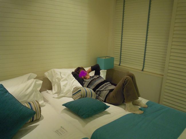 車を運転し、ホテルに戻り・・・・・・・・・<br /><br /><br />“もー満腹でどうしましょぉおおお！”と<br />寝っ転がる母サマでしたっ！<br /><br />こうして、、１日目は終了となりましたー☆