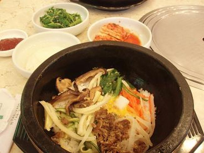 済州島に着いて、早速お昼です！<br />【ビビンバ】です。<br /><br />日本でよく食べてるので、同じような味かな？