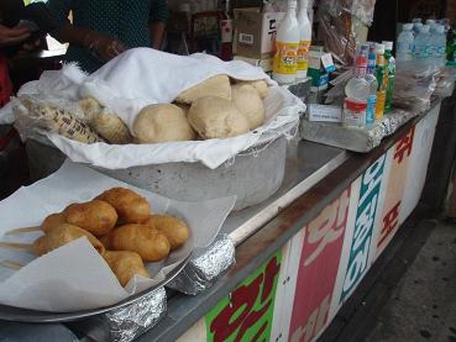 トケビ道路のすぐ横の屋台で、美味しそうな食べ物が〜♪
