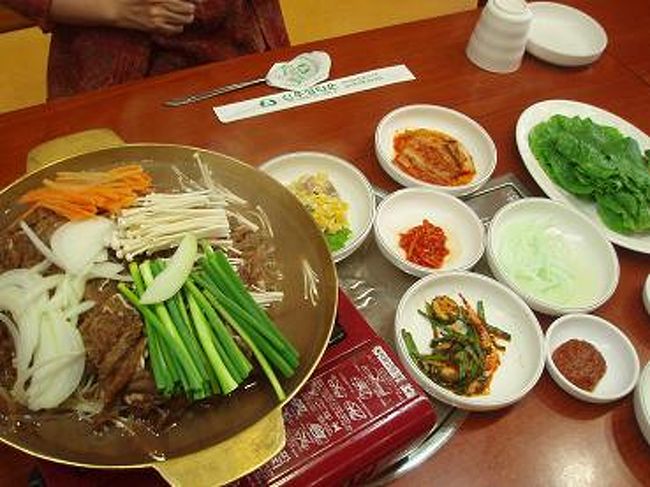 それから、免税店に行ってお買い物して、<br />夕飯になって、【プルコギ】食べました〜♪<br /><br />プルコギは牛肉を甘いたれに漬け込み、下味をつけてから焼く牛焼肉です。<br /><br />サンチュに巻いて食べて、甘くて柔らかいお肉で美味しかったです〜♪