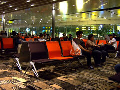 TAXIとMRTを乗り継いでチャンギ空港へ。
深夜発便なので疲れもピークなのに、そこへ…