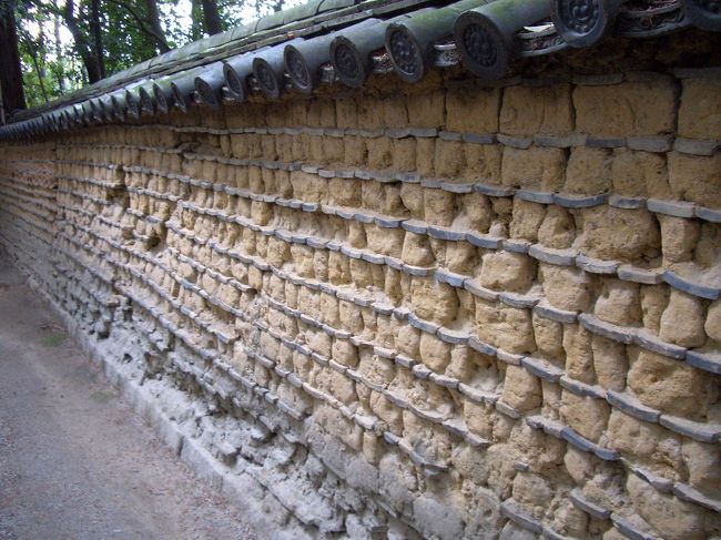 充実の薬師寺のあとに寄った唐招提寺は大修復中で、あまり見るものがない。でも、こういった壁にぐっとくる。