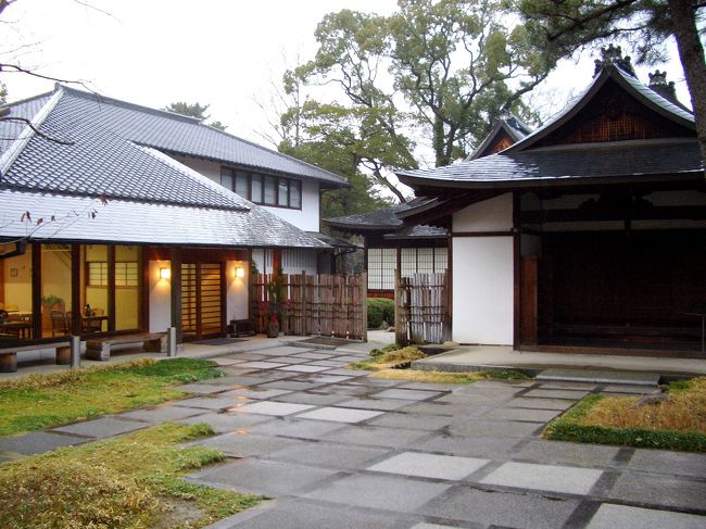 右手が研修施設の「旧世尊院」、左が宿泊用の建物。<br />奈良公園にも近く、歴史的な雰囲気もあって、外国人観光客にもよさそうな施設になっている。<br />手頃な価格で、誰でもふつうにホテルのように泊まれます。