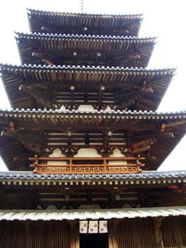 世界最古の木造建造物、法隆寺の五重塔。よくもまぁ、立派に建っているものだ。