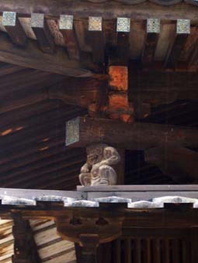 よくみると四隅に鬼さんいらっしゃる。がんばって支えてるのかしら、1400年も…