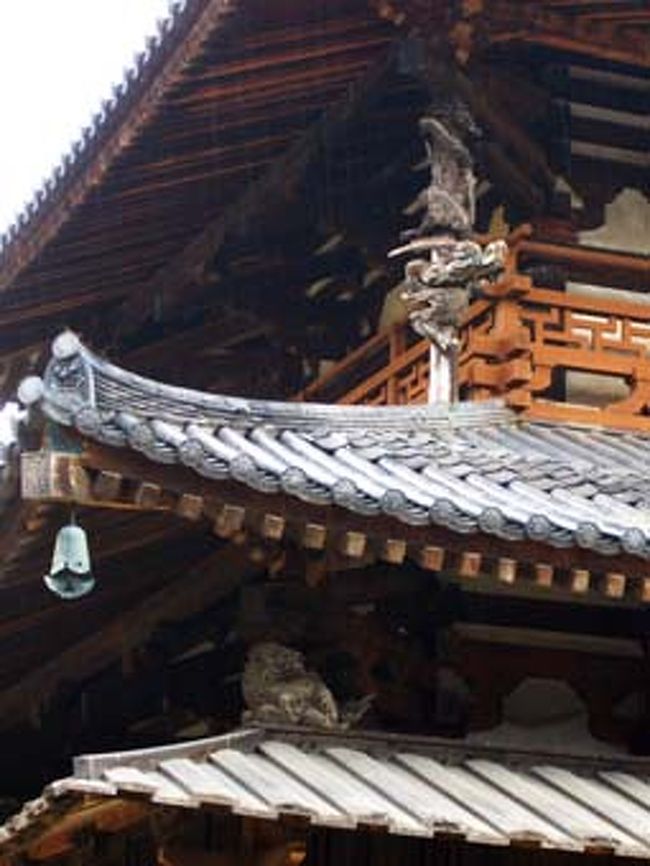 こちらの隅にも人ならぬものが…