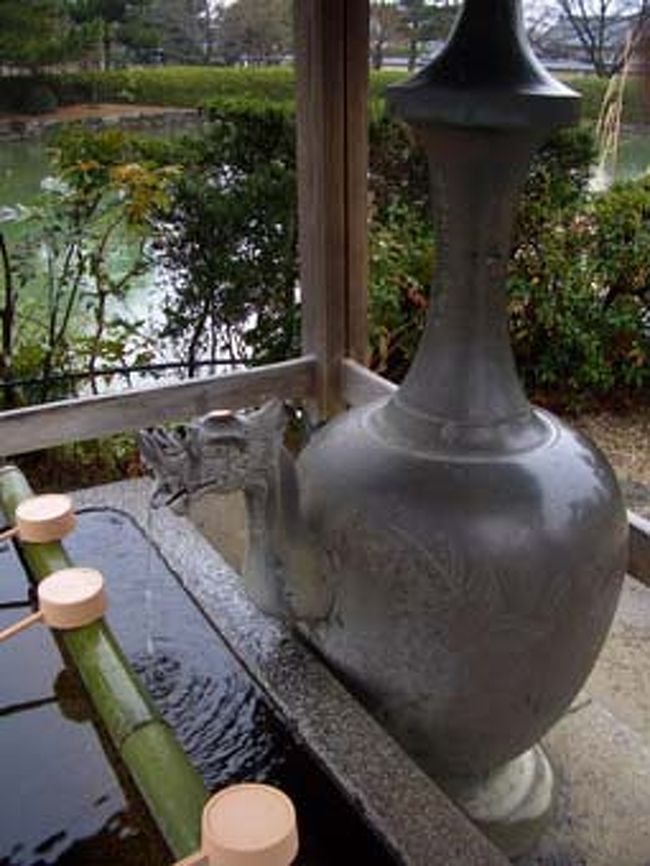 法隆寺・西院伽藍聖霊院前のちょっと変わった手水舎。巨大な瓶の口が龍になってる！