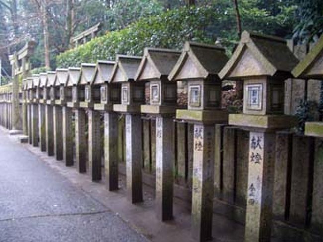 入り口からとぎれず連なっている燈籠をたどって行く。もう夕方なので人もまばら。