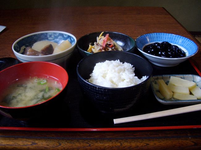 昼食は良心的な値段の定食屋さんで。お正月シーズンなので黒豆が出た。