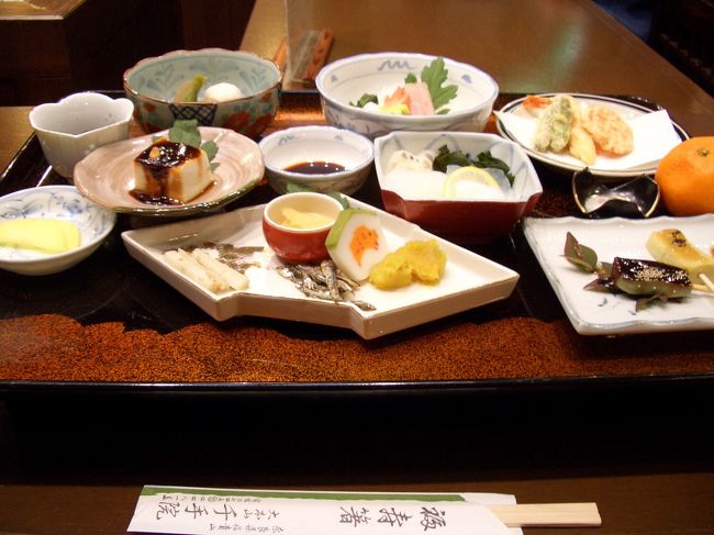 お寺（というても宿泊用のきれいな建物）での夕食。思ってたより豪華じゃない？　こちらもお正月っぽいメニューが出ています。精進料理を頼むこともできるらしい。<br />修行で泊まるわけではないので、、このへんは案外普通の旅館か民宿とそう変わらない。でも朝の勤行参加はおもしろかった…！