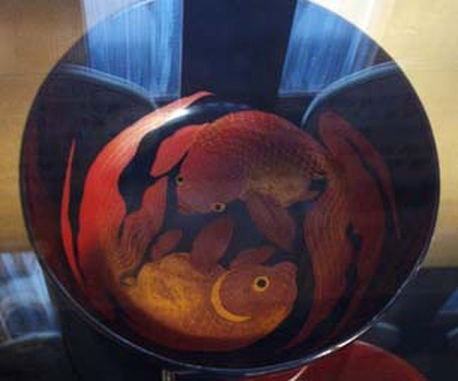 金魚が描かれた器のコーナー。むかしから金魚グッズは多かったらしい。